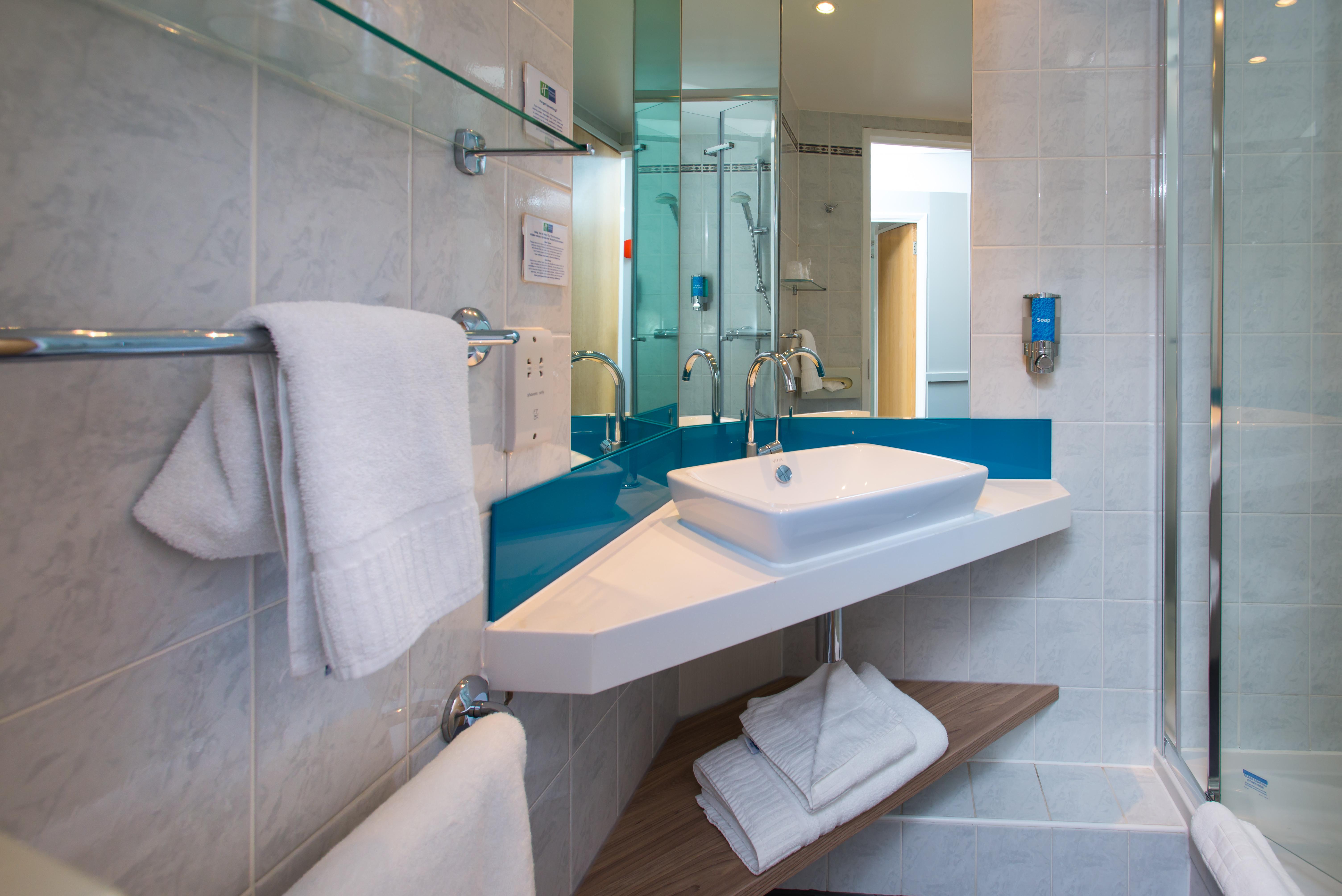 Holiday Inn Express Bath By Ihg Exterior foto