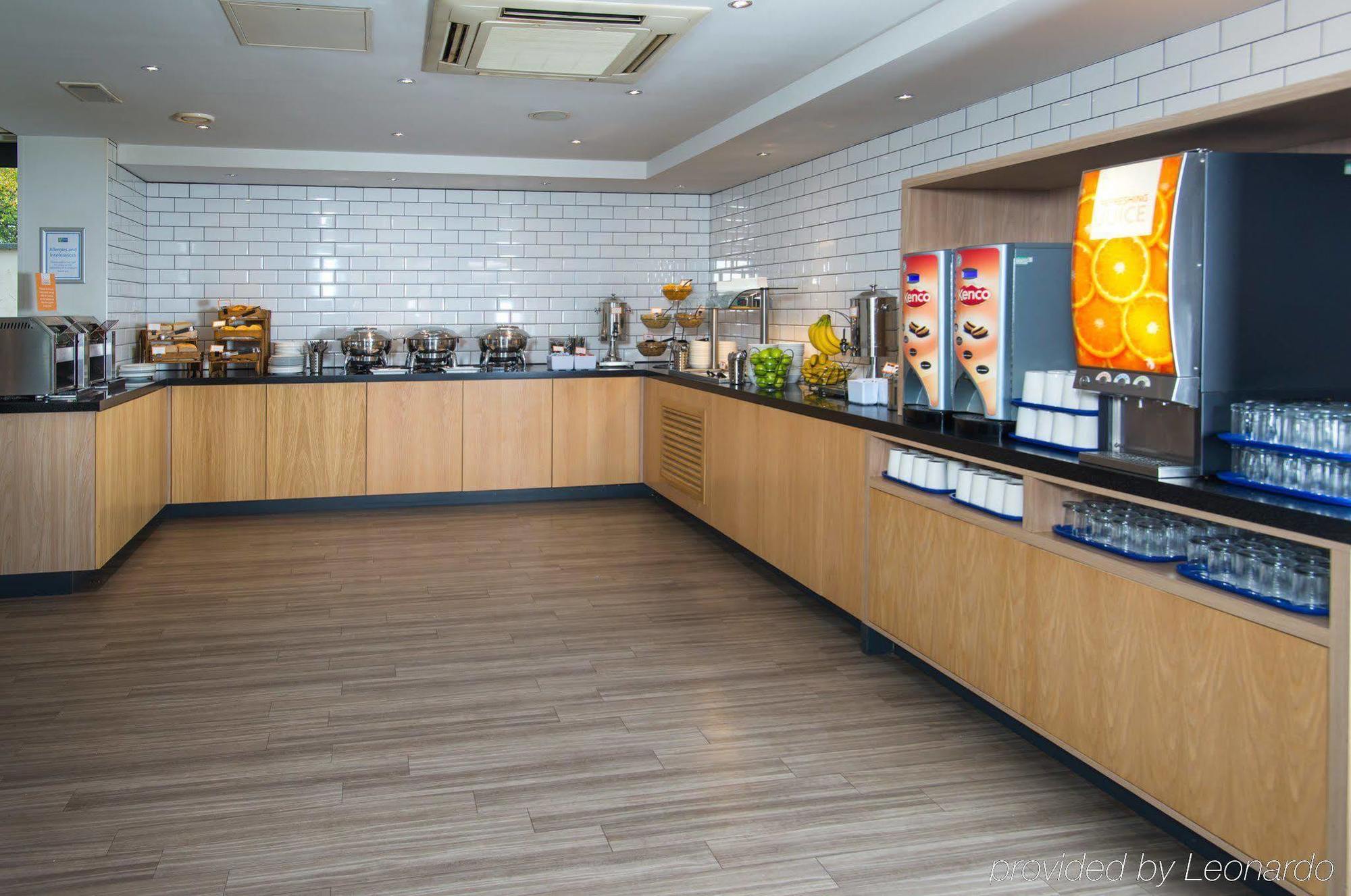 Holiday Inn Express Bath By Ihg Exterior foto