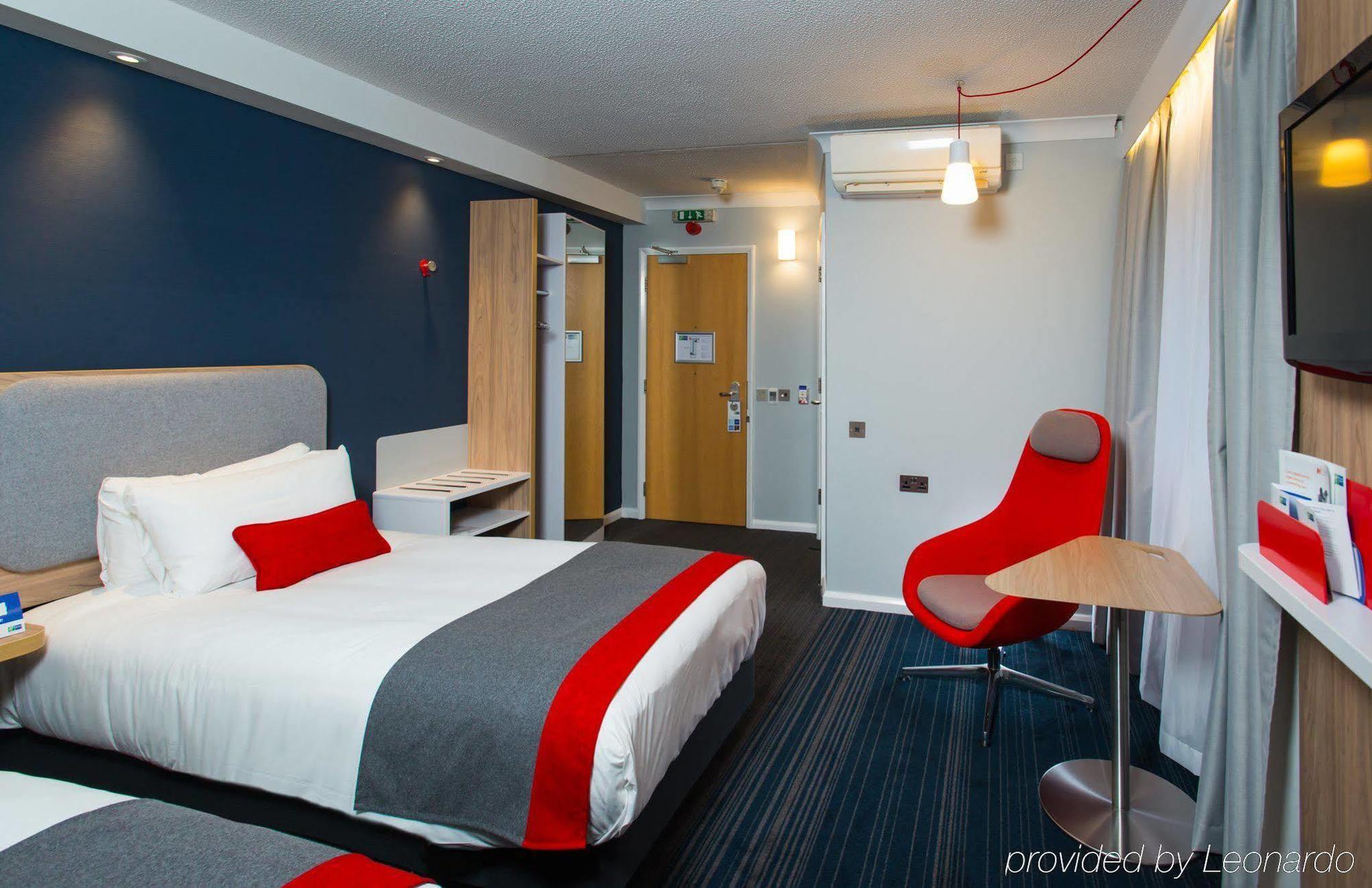 Holiday Inn Express Bath By Ihg Exterior foto
