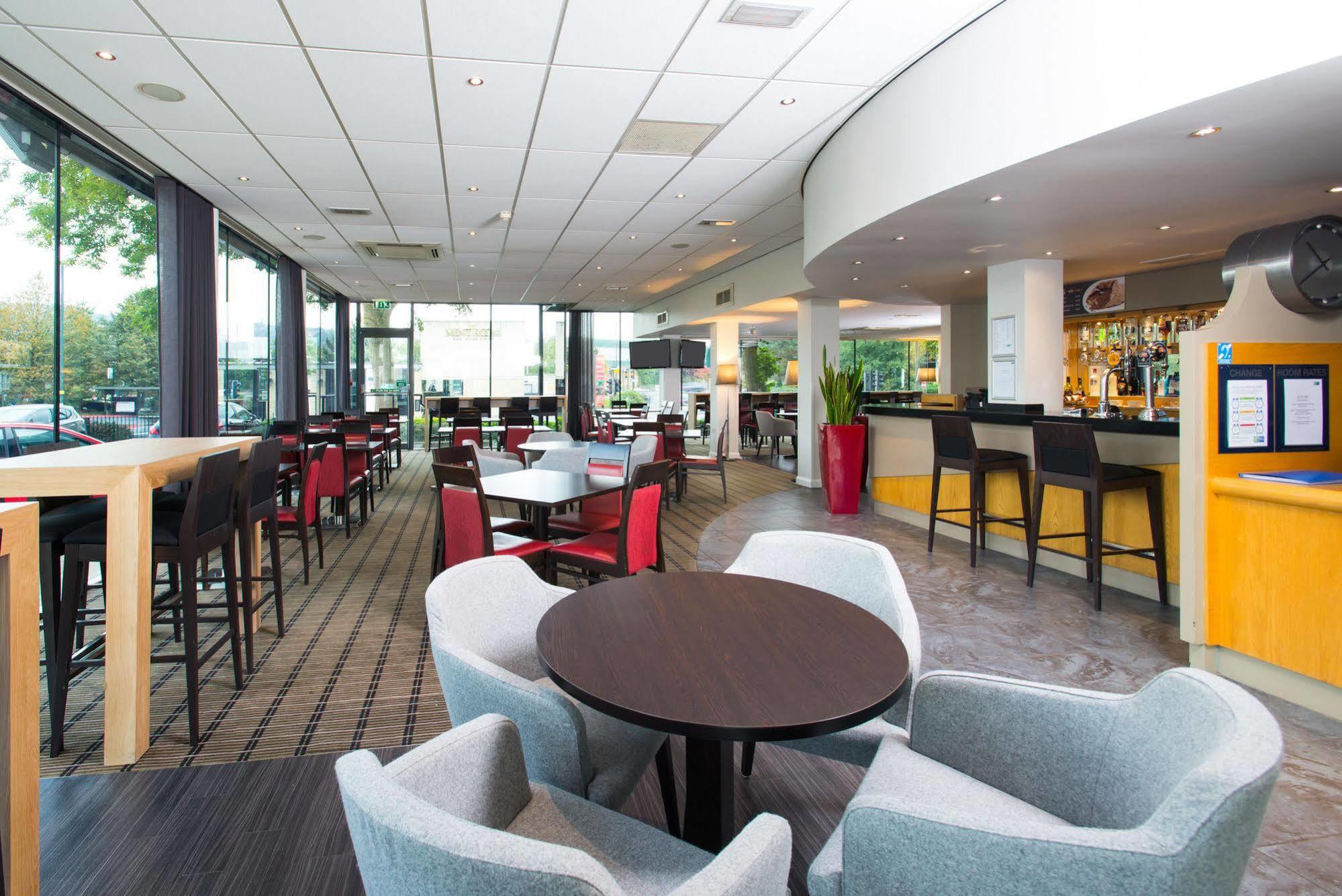 Holiday Inn Express Bath By Ihg Exterior foto