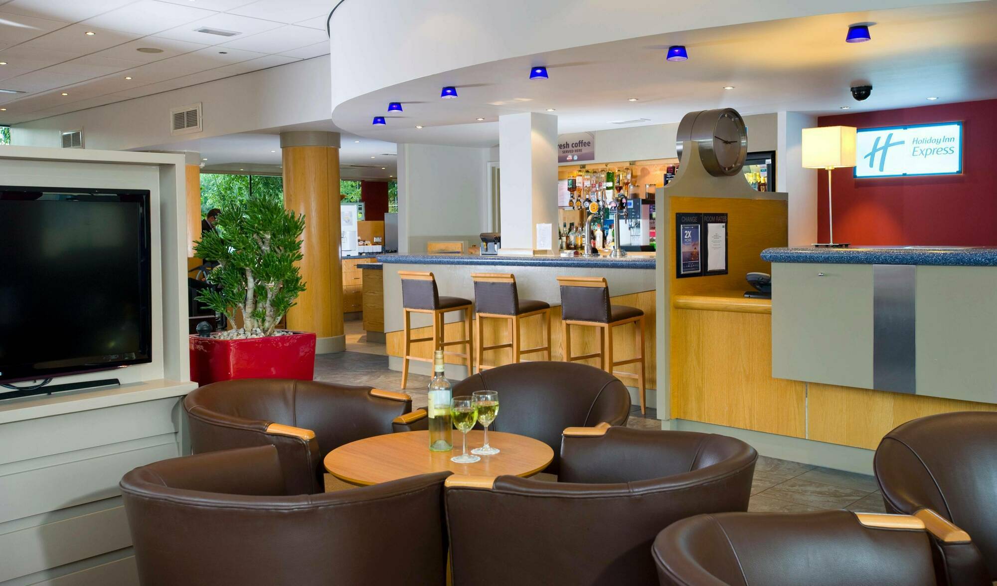 Holiday Inn Express Bath By Ihg Exterior foto